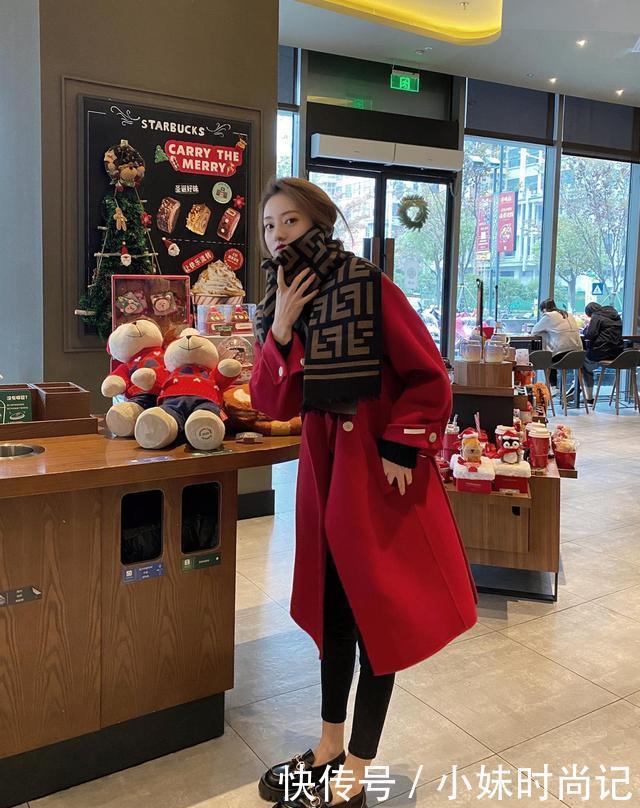 新年必备的红色大衣配什么下装? 今年流行这样搭配, 洋气时髦!