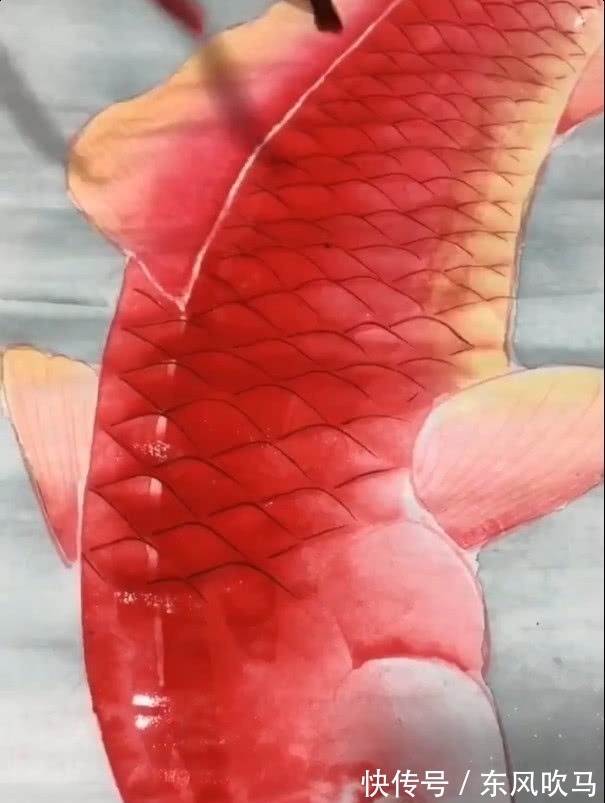 国宝级$七旬老太堪称国宝级画家,以鱼当“寿”字,网友:一不小心画活了