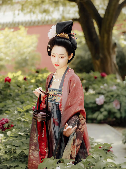 小姐姐$本以为唐制汉服够美了,直到看见“贵妃风”,才知道什么是精致