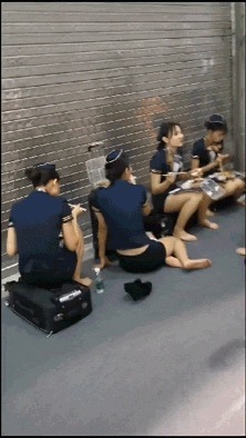 |搞笑GIF：当空姐也不容易啊，下班后没想到是这样子呢