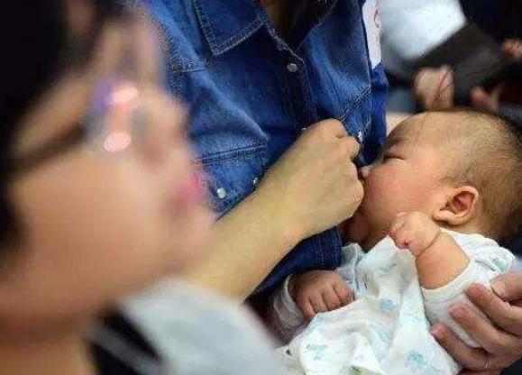 公共场合|宝妈地铁上掀衣哺乳,被大妈讽刺“不要脸”,宝妈反怼引乘客称赞