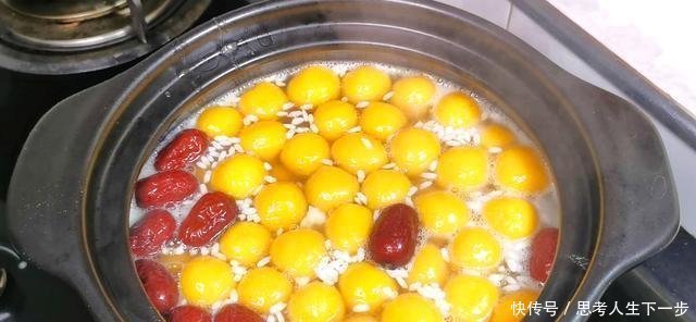 南瓜别做南瓜饼了，加一碗糯米粉，不煎也不炸，出锅连汤都不剩