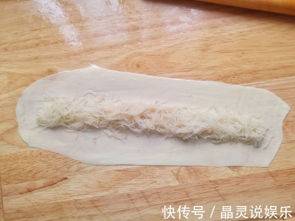 醒面时多加一步，做好的烙饼皮薄如纸，外脆里香，比买的还好吃