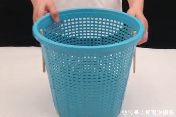 垃圾桶上绑一根筷子,解决了家家户户的烦恼,妙招真是太实用了