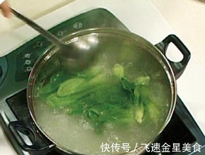 鸡肉这道菜跟我这样做鲜香滑嫩,色泽美观,荤素搭配合理!