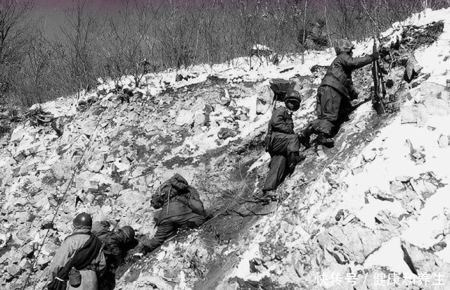 脱帽致敬|125志愿军战士被冻成冰雕，宁愿冻死，也不撤退，美军脱帽致敬