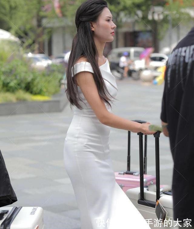 白色 一件修长的白色单肩裙,充满独特的裙装设计,凸显气场!