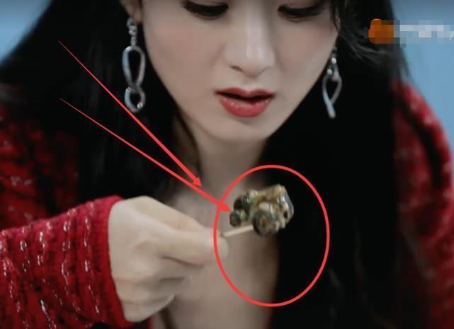 整块 赵丽颖不会吃螺蛳粉,挑出后整块塞到嘴里,幸亏王一博及时提醒她