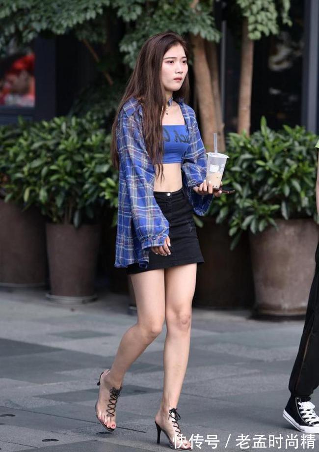 穿搭|路人街拍,高腰的牛仔短裤搭配黑色短袖上衣,时髦又别致