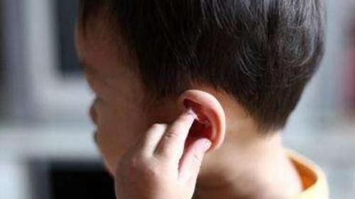 床头|男孩半夜“耳朵疼”,宝妈拿灯一照慌忙送医,这些东西别放床头了