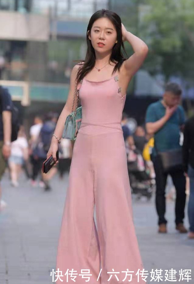 矮个子女生粉色连衣裤+粉色细高跟,尽显俏皮气质