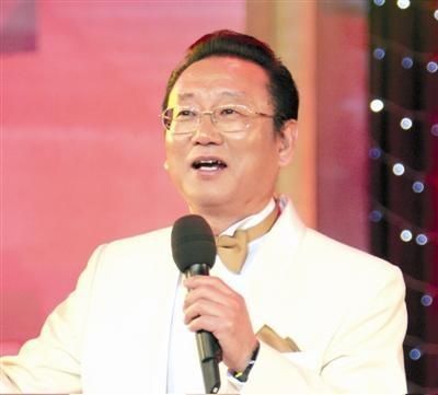 歌唱家蒋大为在国外坐吃山空,回国捞金一首歌18万,女儿已入外籍