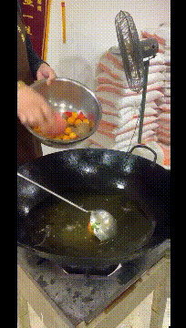 |搞笑GIF:当时妹子就急哭了 再也不穿裙子玩单杠了