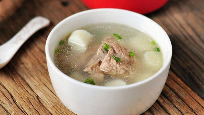 炖排骨汤，加冷水炖还是加热水炖？很多人常做错，难怪汤不鲜