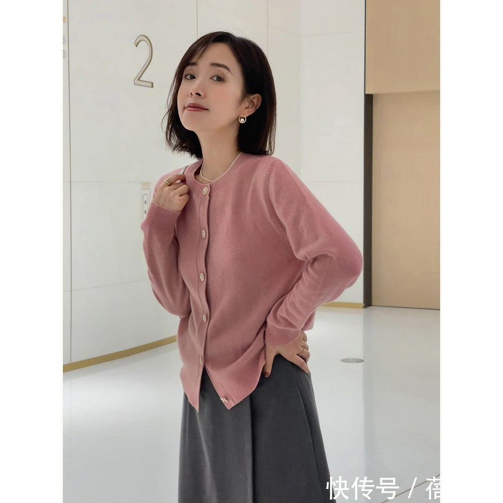 穿搭 今年火了一种穿搭,叫“针织衫+半身裙”,不仅知性而且超有气质