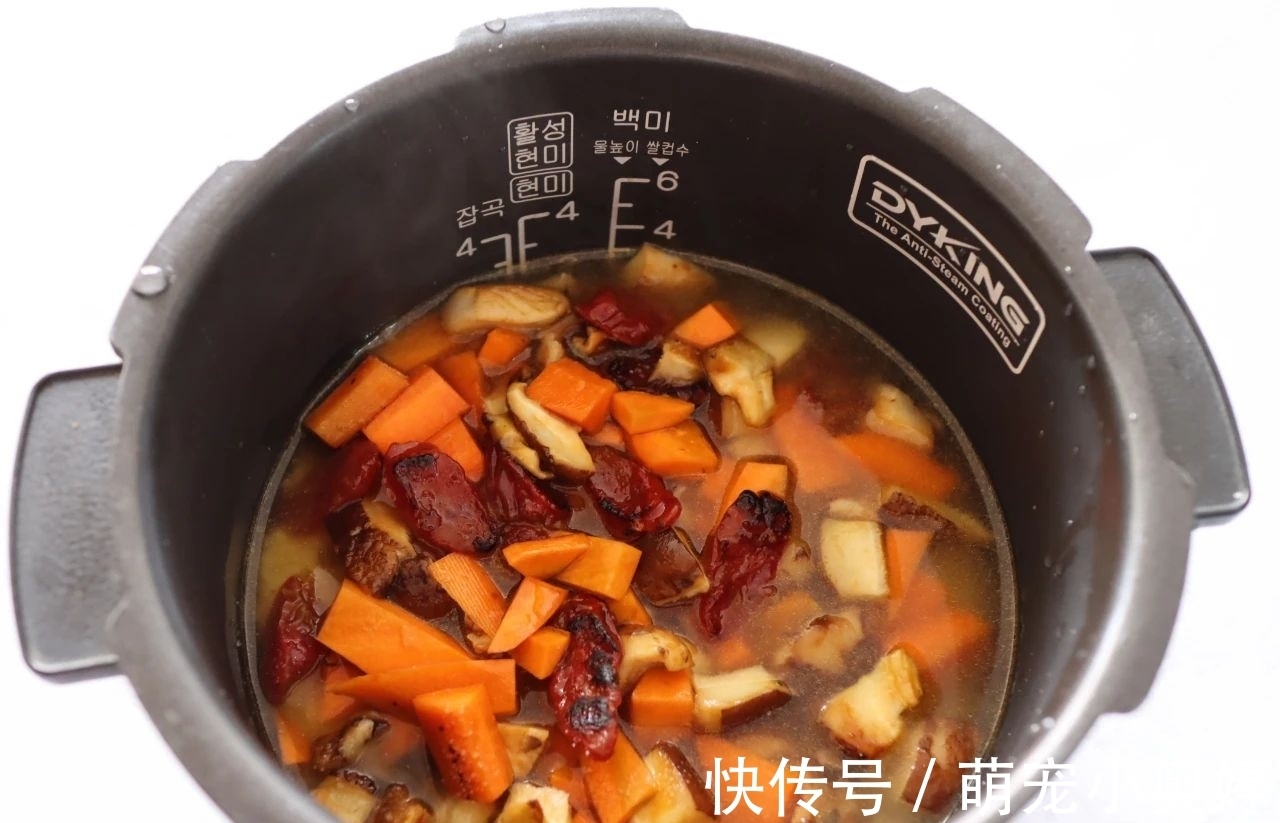 橄榄油|天一热，我家就爱做这道懒人饭，3种食材焖一锅，好吃又简单