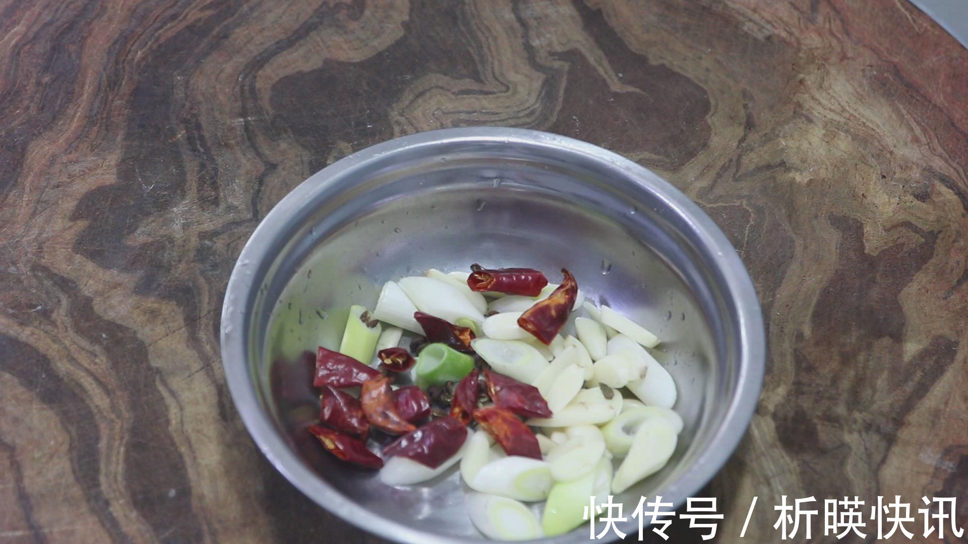 青线椒|茄子怎样做才好吃大厨教你做一道青椒烧茄子，地道的农家下饭菜