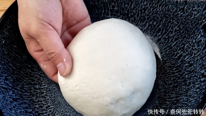 这才是烧饼最地道的做法,简单一烙,个个空心,学会不用出去买了