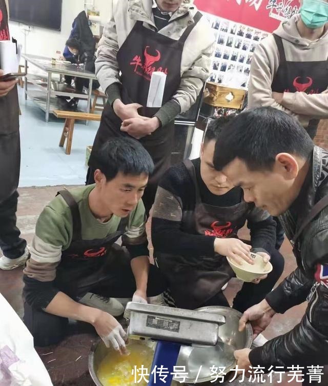 山东大哥制作秘制手工面条,100分完成,即刻售卖