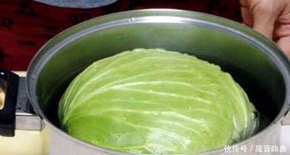 出锅|美女把整颗包菜扔进锅里煮,出锅那一刹,所有人都傻眼了!