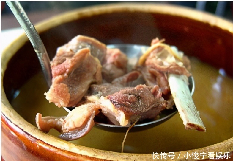 做羔羊的时|炖羊肉时,切记“3放4不放”,否则羊肉越炖膻味越重,汤不鲜