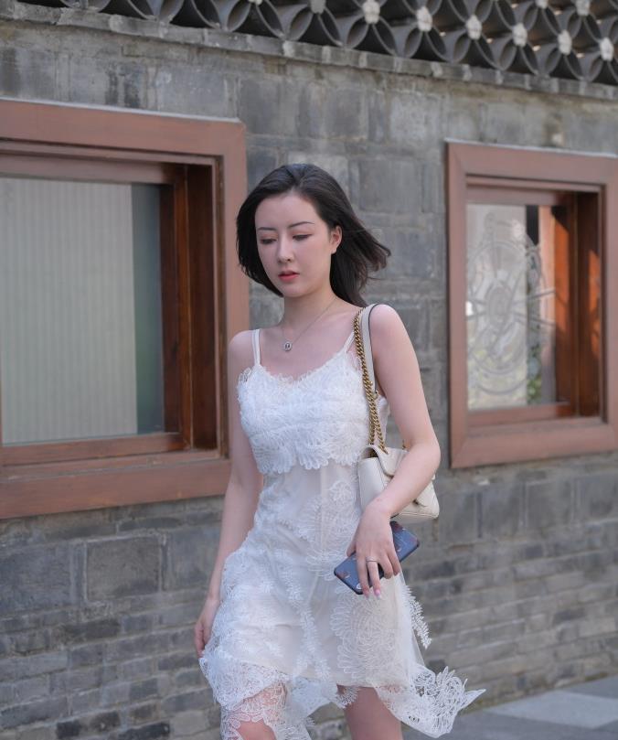 搭配 牛仔裤搭配白色短款上衣,穿搭清纯时尚,少女气息十足