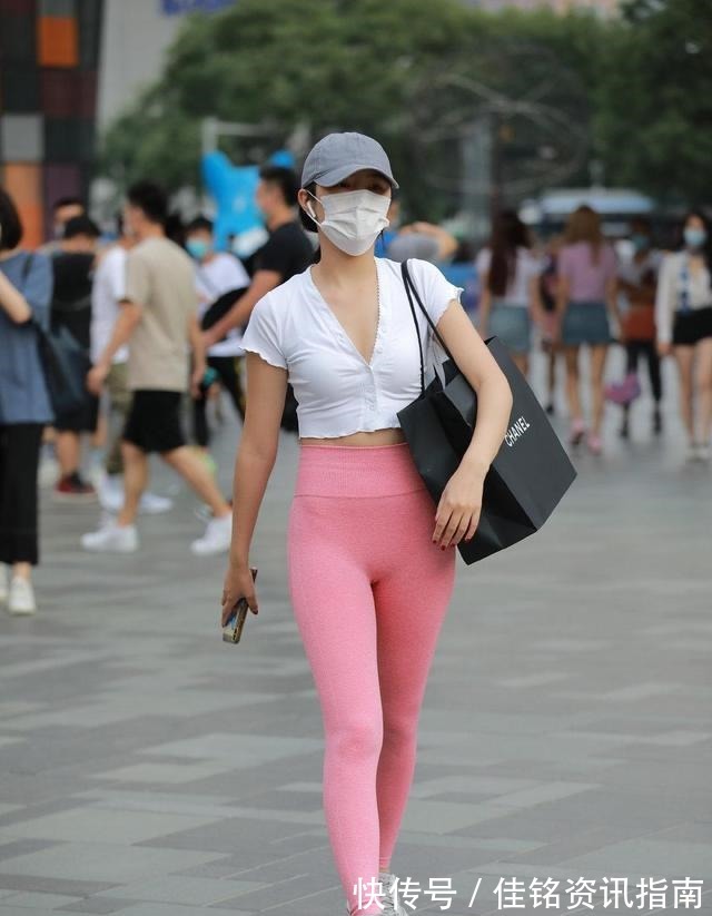 鲨鱼裤 低调洋气的鲨鱼裤穿搭展现随意的姿态，带来别样的风情，看着难受！