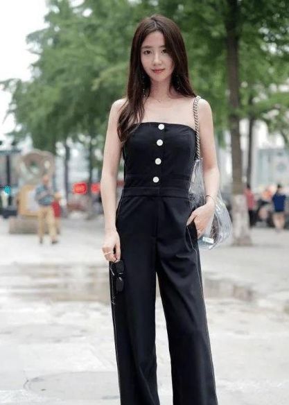 街拍：美女浅蓝色衬衣配紧身牛仔，长相清秀，一笑倾城