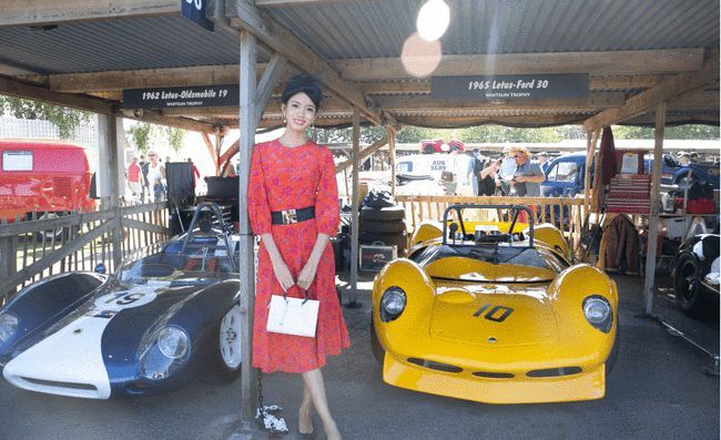 脸型|不愧是女神啊！美女身材短袖T恤外加黑色风衣，个性时髦