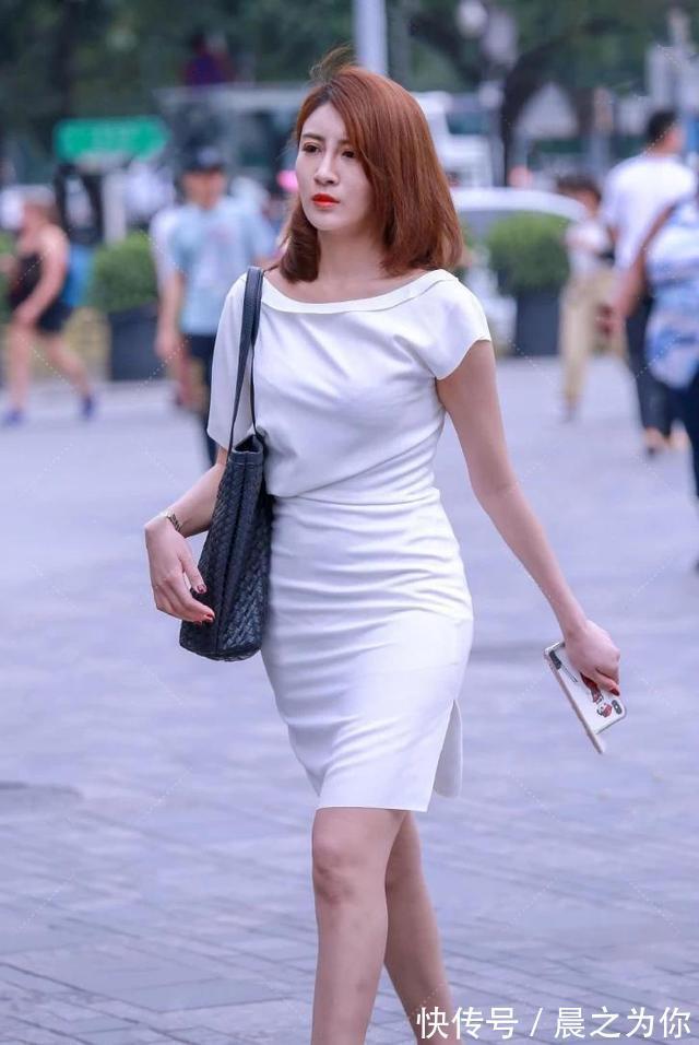 包臀裙 美女穿白色紧身包臀裙,突出腰部的细美,尽显迷人的背影