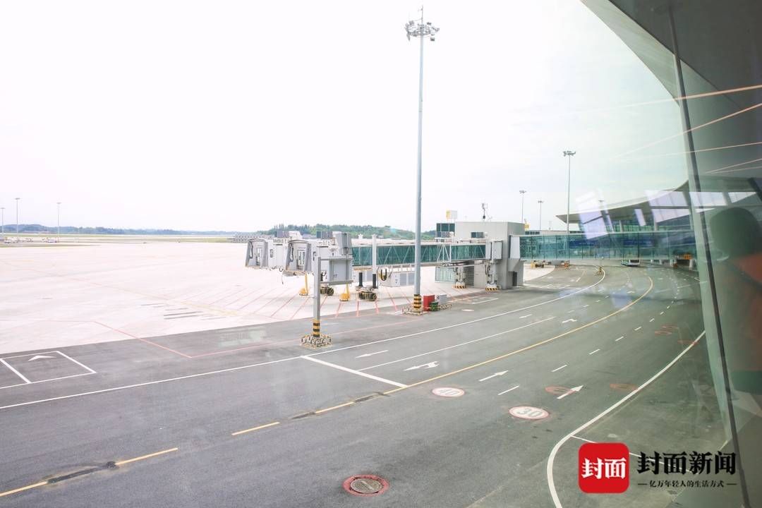 成都天府国际机场 镜头｜装备齐全 等候旅客到来的天府国际机场