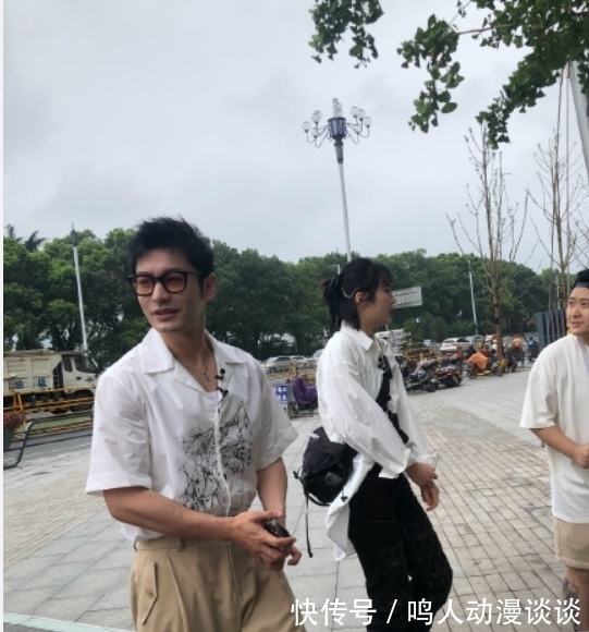 周也|黃曉明深夜秀廚藝,眼尖網(wǎng)友發(fā)現(xiàn)兒童餐具:給鼻姐和小海綿吃的嗎