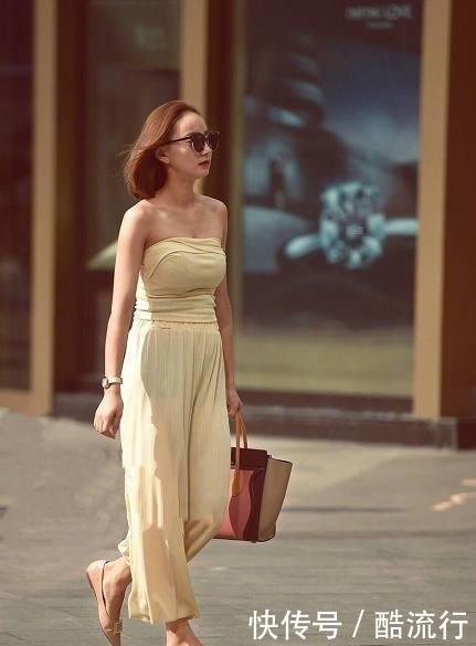  妹子|街拍：简约清爽的妹子，性感时尚无需刻意气质自来！