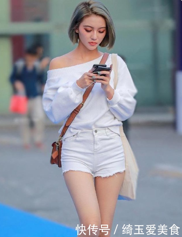 想穿的简单舒适一点，选择短裤配卫衣，时尚减龄又显气质
