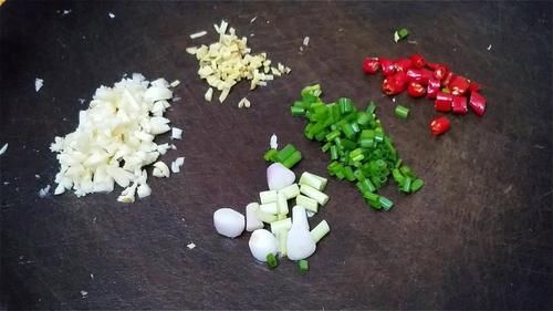 小米辣|夏天要常吃茄子,教你一个下饭做法,我家一周吃3回,实在太香了