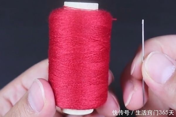 穿针引线太困难?教你一招,不用眼睛看,让线自己“跑进去”!