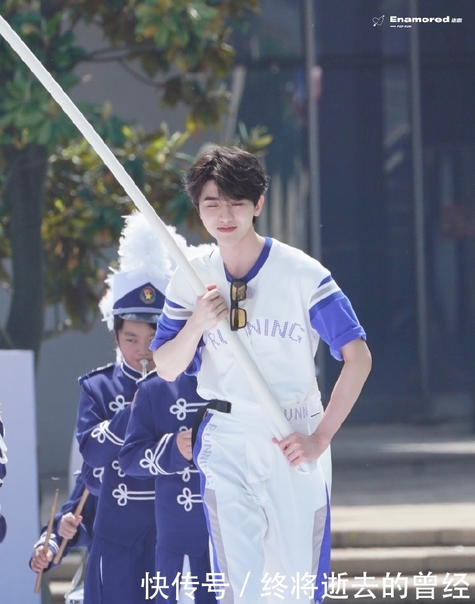 蔡徐坤今日《奔跑吧》路透来袭 运动会上的小小扛旗手甜度爆表可爱炸裂!