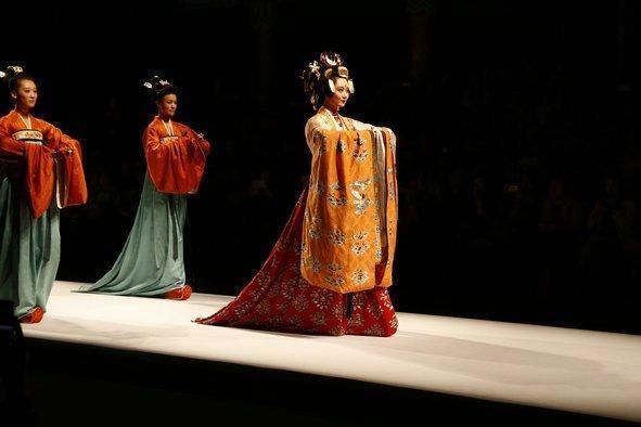 巴黎时装不算什么,当中国汉服走上国际时装周,外国人都被惊艳了