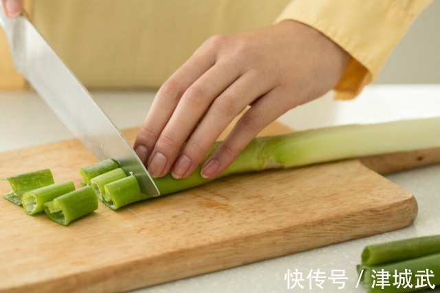 萝卜和它一起炖，味道特别鲜！热腾腾端上桌，营养下饭，吃完暖和