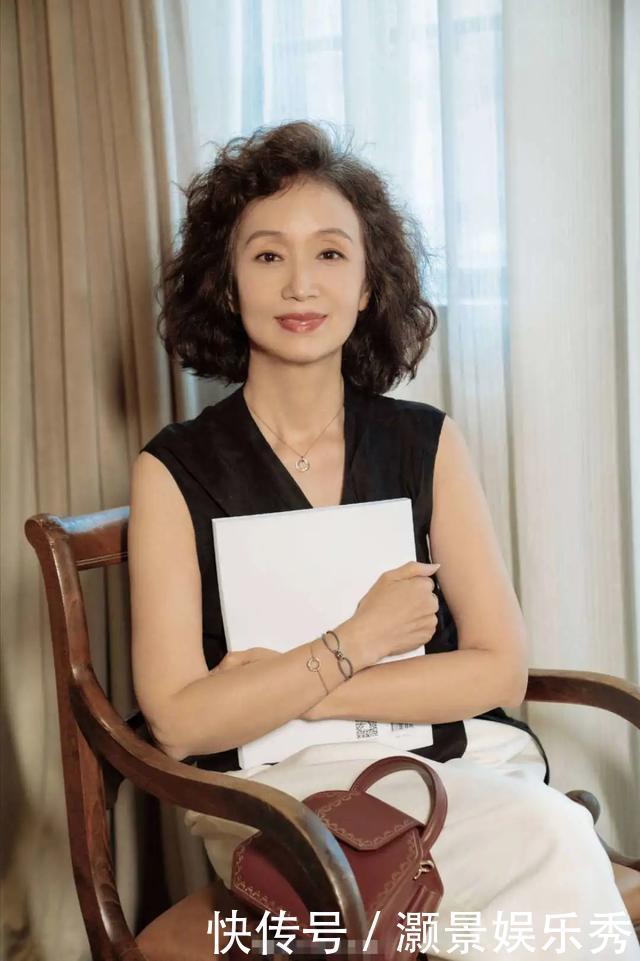 新发型|三木妈妈新发型变贵妇,57岁穿女儿小马甲配阔腿裤,黑白配真优雅