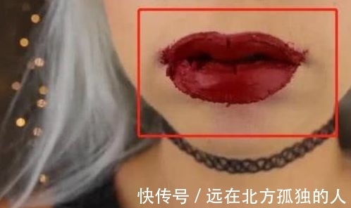 女子 女子直播涂200层口红,卸妆只能用镊子剥,网友:你是魔鬼吗?