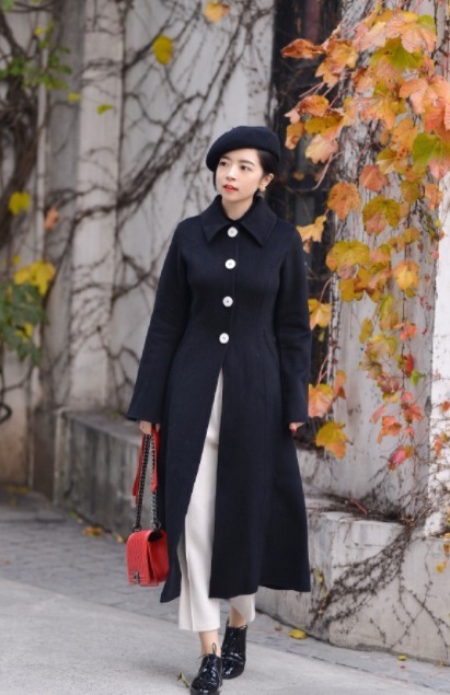 小个子 放弃打底裤吧,潮人更喜欢“大衣+小白裤”,清爽时髦显腿长!