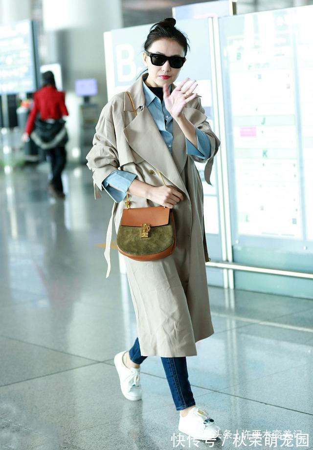 毛衣 风衣里面穿什么才时尚?今年推荐这5种“内搭”,减龄百搭又耐看