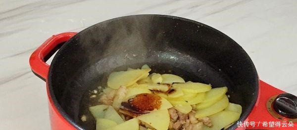 洋葱炒土豆片的做法,营养美味