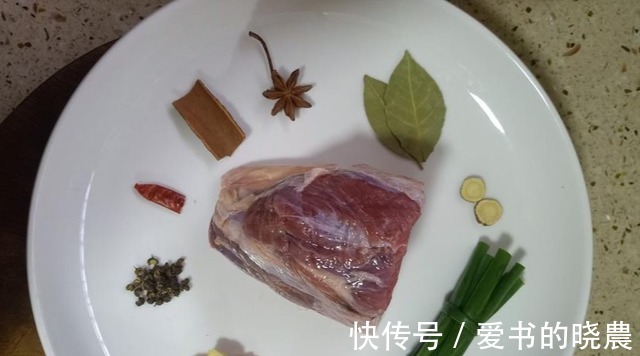 炖牛肉时，只需加入一勺特殊食材，牛肉软烂鲜香没腥味百试百灵！