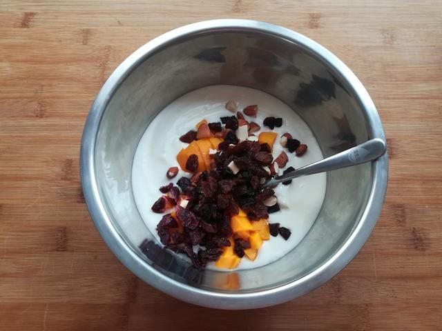 夏天，酸奶不要直接喝，多做一步清凉消暑，比雪糕好吃又好做