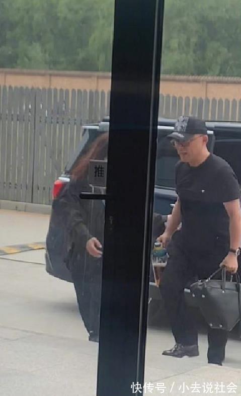 何炅两季节目主持人身份被孟非取代,网友此前爆料早见端倪