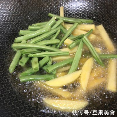 学会这样做干煸土豆豆角秒变大厨