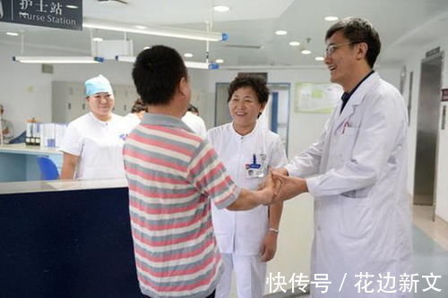 小英|产妇出院回家,由谁抱孩子更好?专家:四个候选人+两大候选条件