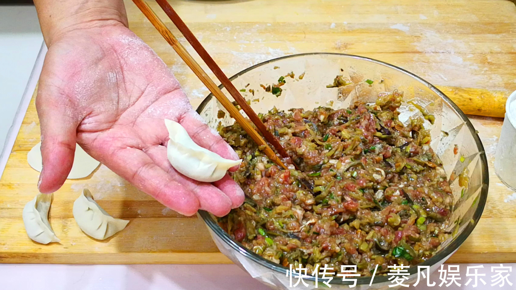 包饺子|茄子包饺子,实在太好吃了,鲜美多汁不油腻,比肉饺子还香还好吃